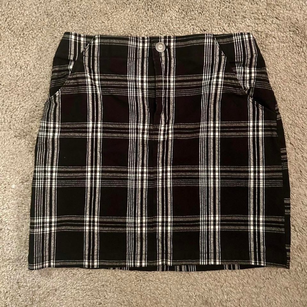 Hollister black and white plaid mini skirt with zipper closure, 100% cotton